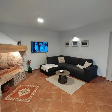Daire Vin Apartment-near The Bay Pula